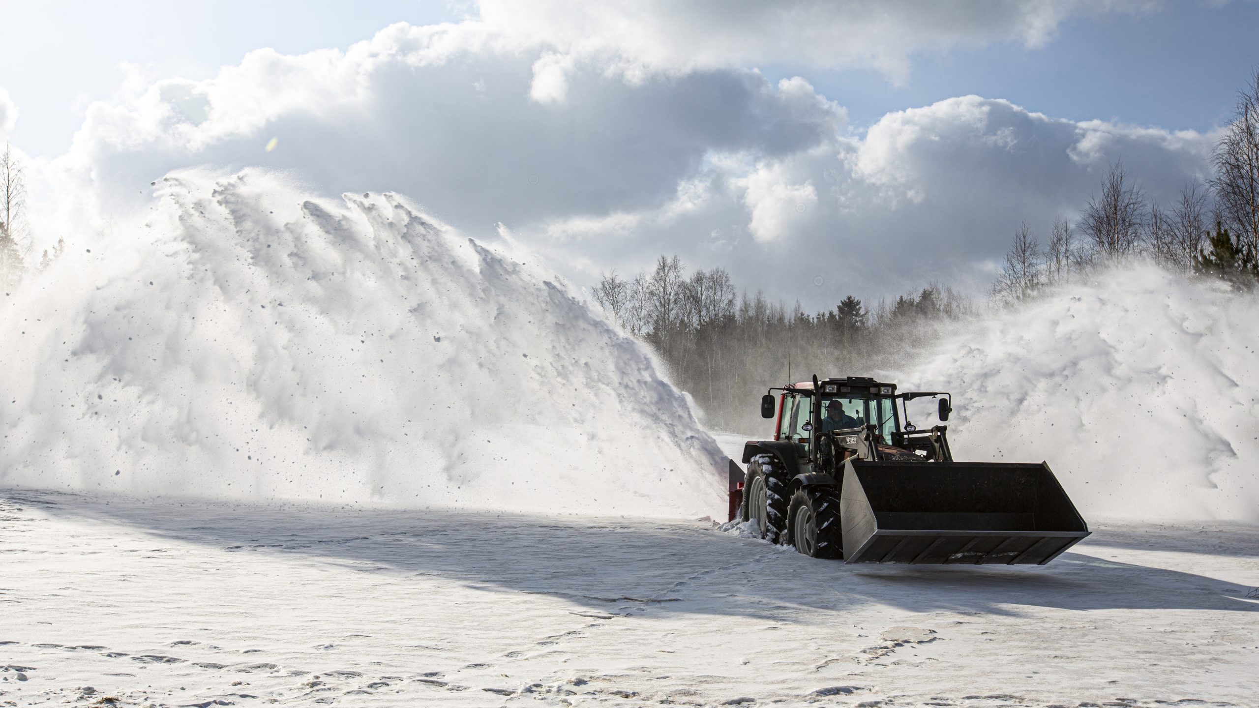 A tractor plowing show during winter. Photographer Tuomas Harjumaaskola.