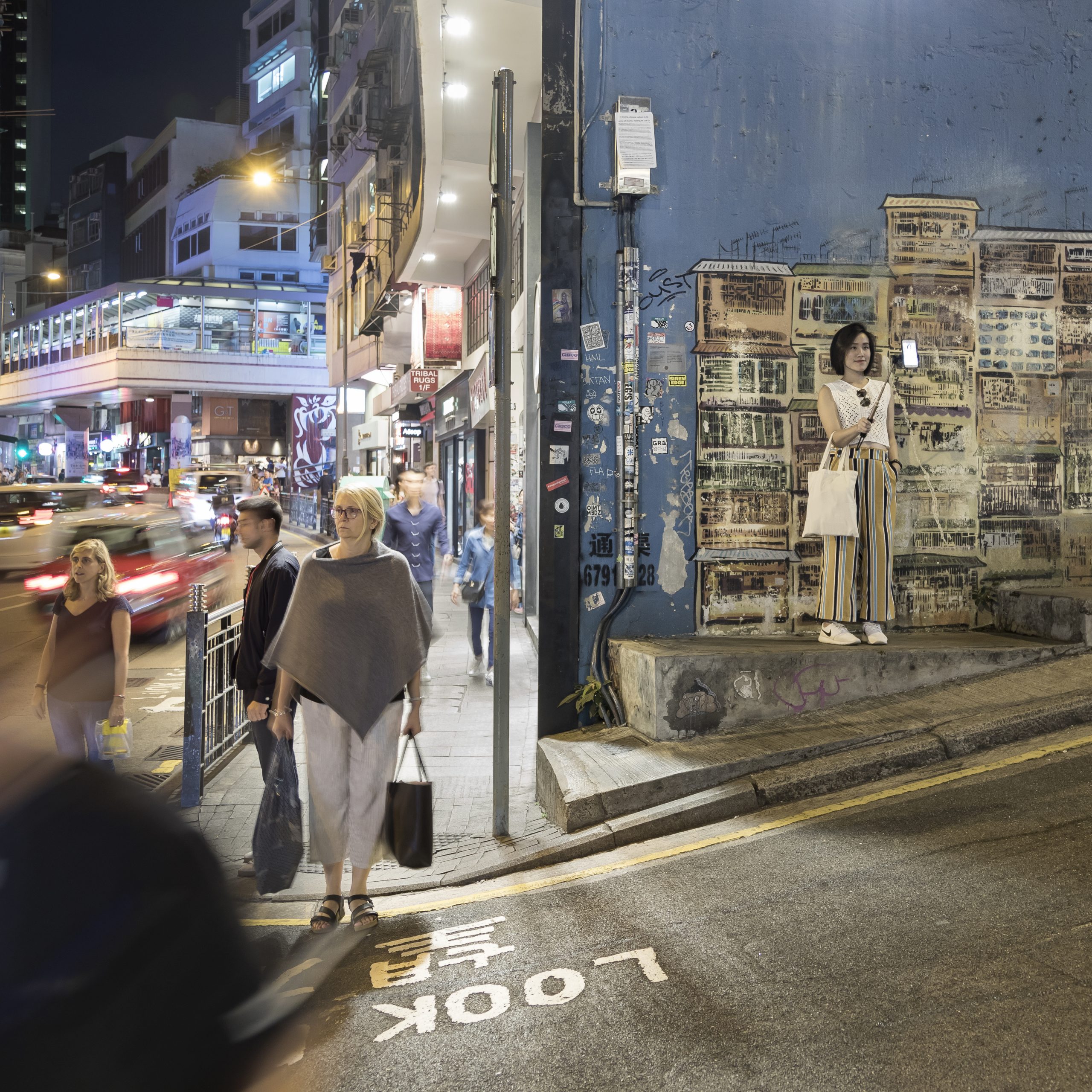 Young woman making a selfie in Hong Kong - street photography - photo by photographer Tuomas Harjumaaskola, China