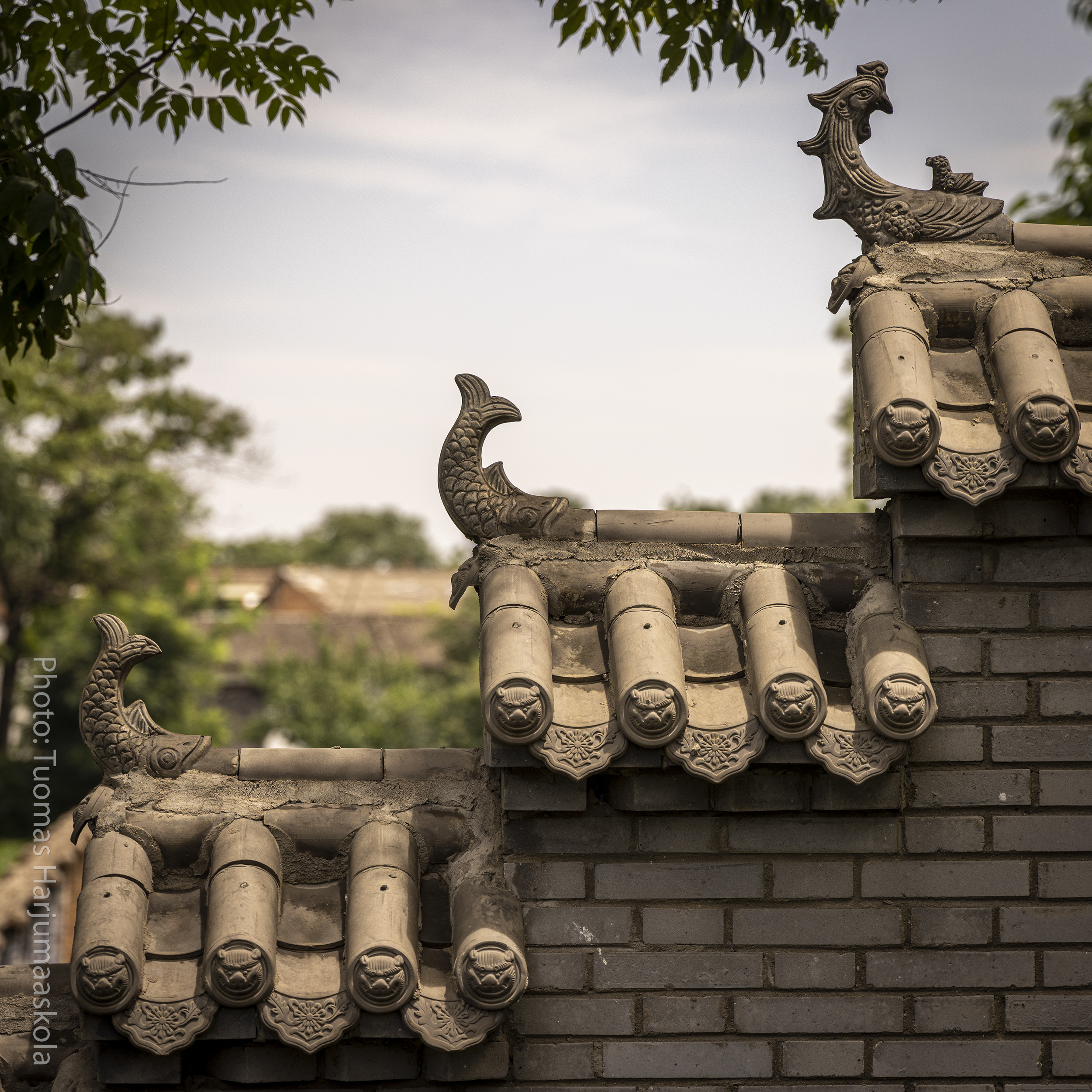 Decorative Chinese eaves on top of a fence. Photographer Tuomas Harjumaaskola.