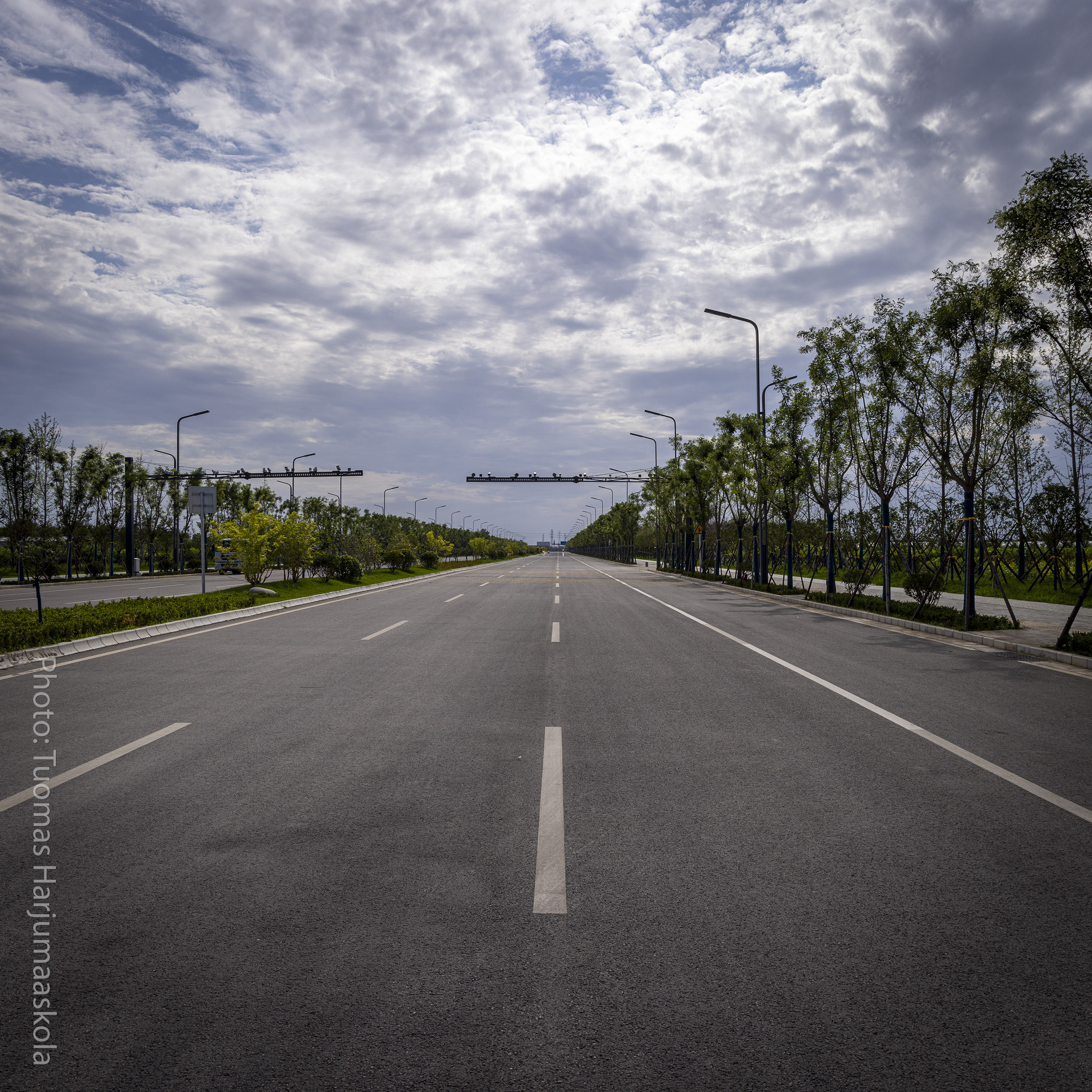Empty, almost finished boulevard, road in China. Photographer Tuomas Harjumaaskola.