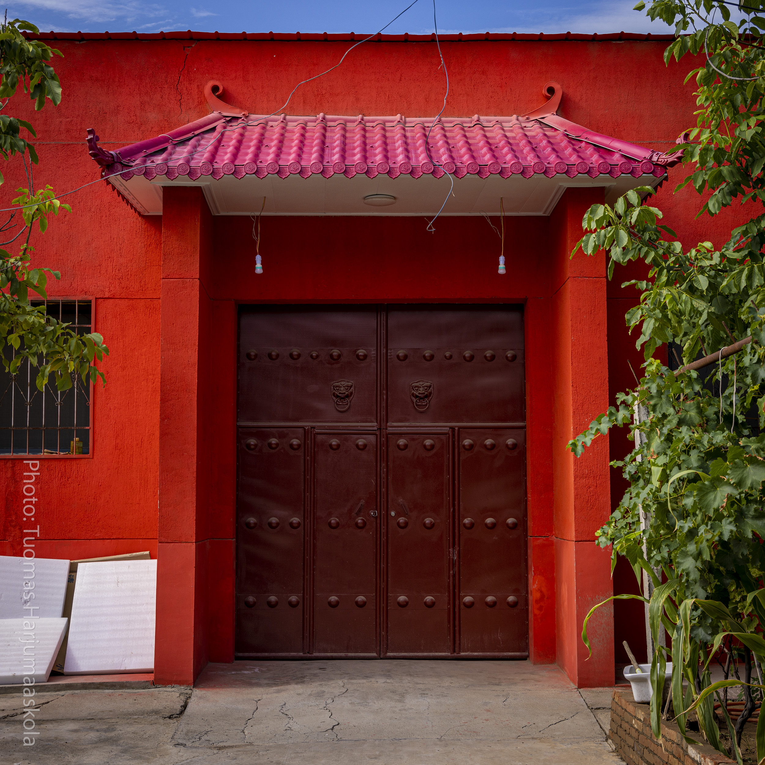 Red Chinese house front. Photographer Tuomas Harjumaaskola.