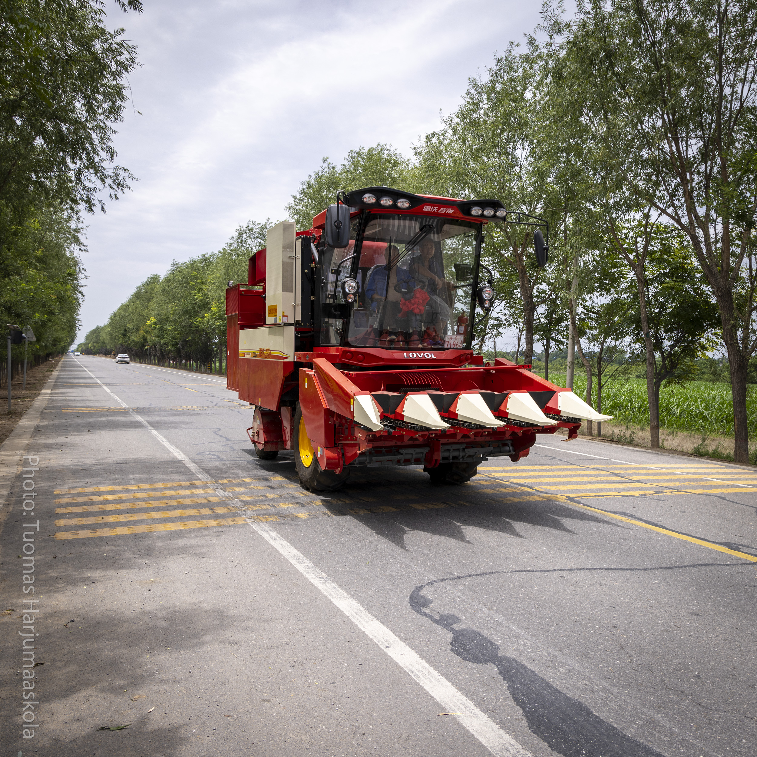 A harvesting machine on a Chinese countryside road. Photographer Tuomas Harjumaaskola.