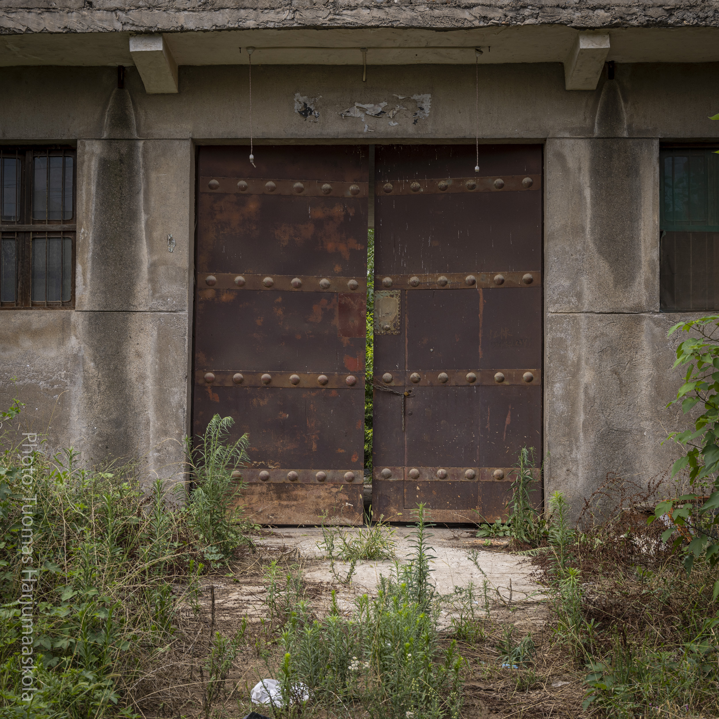 An old rusty Chinese door or a gate of a domestic building. Photographer Tuomas Harjumaaskola.